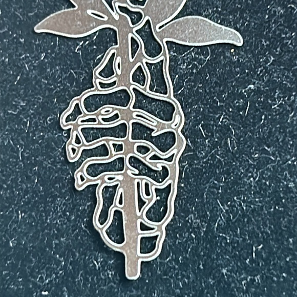 Skeleton hand with rose pendant - Picture 3 of 6